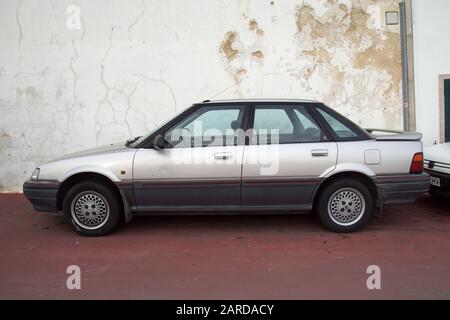 Albufeira, Portugal - 25 décembre 2019 : vue latérale d'une berline Rover 400. Personne dans le véhicule. Banque D'Images