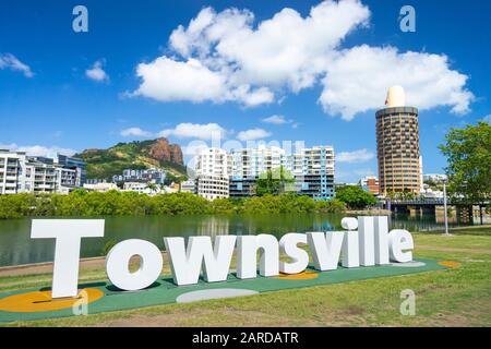 Townsville signe sur les rives de la rivière Ross avec les gratte-ciel de la ville et Castle Hill en arrière-plan. Central Park, Townsville Queensland. Banque D'Images