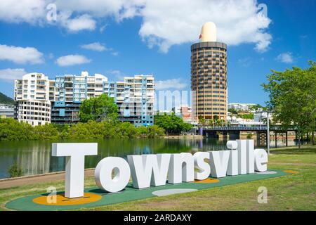 Townsville signe sur les rives de la rivière Ross avec les gratte-ciel de la ville et Castle Hill en arrière-plan. Central Park, Townsville Queensland. Banque D'Images