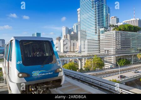 Vue sur l'autoroute Metrorail et Miami dans le centre-ville de Miami, Miami, Floride, États-Unis d'Amérique, Amérique du Nord Banque D'Images