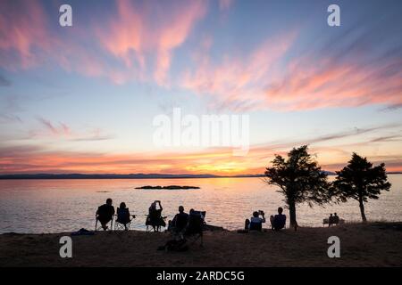 Coucher de soleil sur l'île de Vancouver et le détroit d'Haro vu du parc County sur l'île San Juan, Washington, États-Unis. Banque D'Images