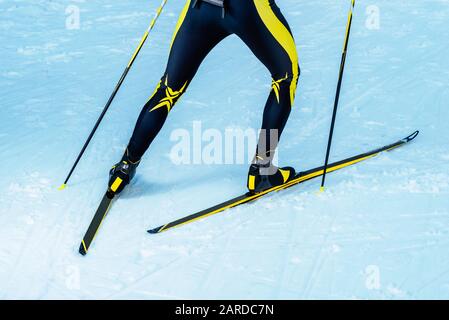 Dos de biathlète ou de skieur de fond avec jambes et équipement détail des jambes, des skis et des bâtons Banque D'Images