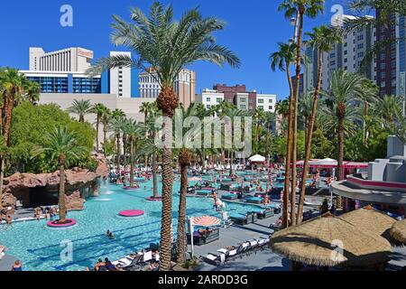 Las Vegas NV, USA 09-30-18 La piscine du Flamingo Beach Club est l'un des plus occupés des piscines avec accès facile aux glissades d'eau. Banque D'Images