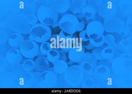 Motif œufs craquelés sur fond bleu classique. Vue de dessus, plat, mise au point sélective. Concept minimaliste créatif de Pâques. Couleur bleue classique de l'inscription de l'année 2020. Banque D'Images