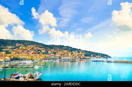 Village de Porto Santo Stefano, vue sur le port, destination touristique italienne. Monte Argentario, Toscane, Italie. Banque D'Images