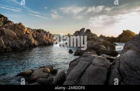 Costa Paradiso rochers au coucher du soleil, Sardaigne, Italie. Banque D'Images
