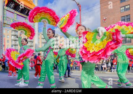 Danseurs De Fan, Chinese Lunar New Year Parade, Chinatown, Vancouver (Colombie-Britannique), Canada Banque D'Images