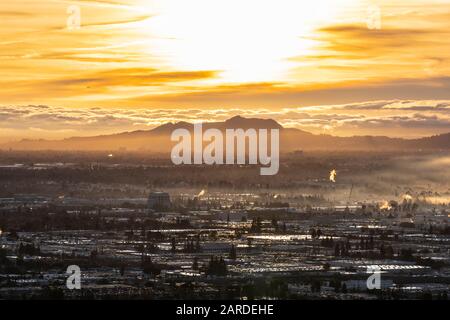 Vue sur le lever du soleil de Los Angeles de l'autre côté de la vallée de San Fernando vers le Mont Lee et le Mont Hollywood dans le populaire parc Griffith. Photo prise du sommet de la montagne à San Banque D'Images