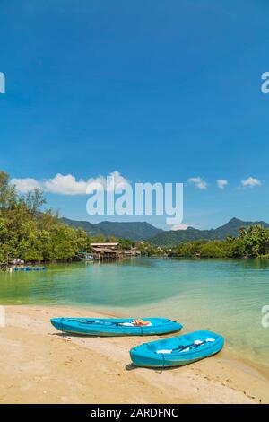 Deux canoës kayaks sur une plage tropicale. Thaïlande Banque D'Images