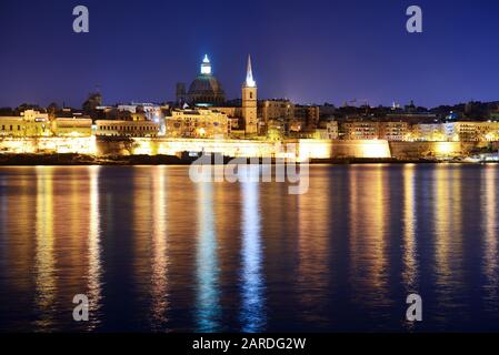 La vue sur La Valette en éclairage de nuit, Sliema, Malte Banque D'Images