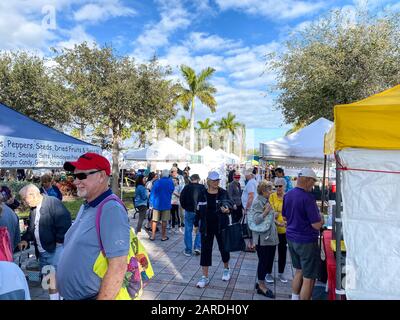 Pi. Pierce, FL/USA-1/25/20 Personnes magasiner sur Le marché de l'agriculteur à Ft. Pierce, Floride, le samedi matin ensoleillé achetant des fruits, des légumes, FO Banque D'Images