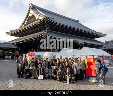 Pèlerins visitant le temple de Higashi Honganji, Kyptp, Japon Banque D'Images