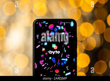 Logo de l'application BYTE sur l'écran sombre du smartphone et bokeh en arrière-plan. BYTE est un nouveau concurrent de TikTok pour la plate-forme de médias sociaux. Photo réelle. Aucune modification. Banque D'Images