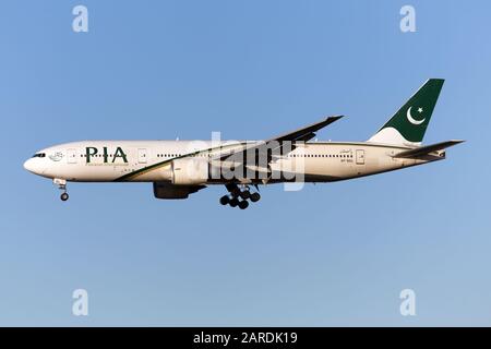 Londres, Royaume-Uni. 19 janvier 2020. A Pakistan International Airlines (PIA) Boeing 777-200 ER atterrit à l'aéroport de Londres Heathrow crédit: Fabrizio Gandolfo/SOPA Images/ZUMA Wire/Alay Live News Banque D'Images