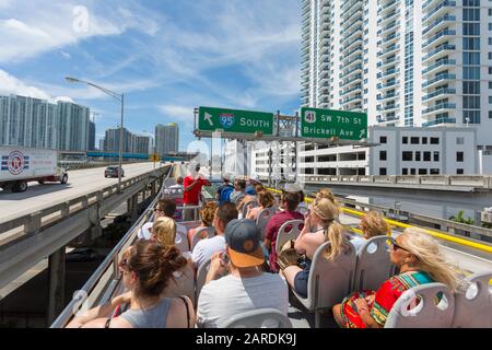 Vue depuis l'autobus à toit ouvert sur l'autoroute dans le centre-ville de Miami, Miami, Floride, États-Unis d'Amérique, Amérique du Nord Banque D'Images