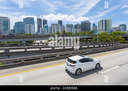 Vue depuis l'autobus à toit ouvert sur l'autoroute dans le centre-ville de Miami, Miami, Floride, États-Unis d'Amérique, Amérique du Nord Banque D'Images