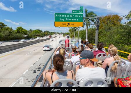 Vue depuis l'autobus à toit ouvert sur l'autoroute dans le centre-ville de Miami, Miami, Floride, États-Unis d'Amérique, Amérique du Nord Banque D'Images