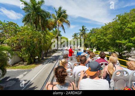 Vue depuis le bus à toit ouvert de Coconut Grove, Miami, Floride, États-Unis d'Amérique, Amérique du Nord Banque D'Images