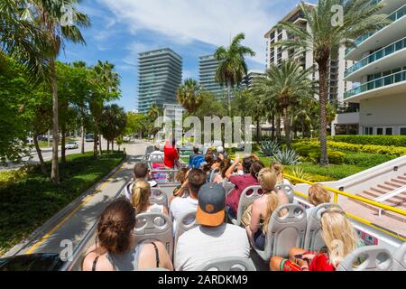 Vue depuis le bus à toit ouvert de Coconut Grove, Miami, Floride, États-Unis d'Amérique, Amérique du Nord Banque D'Images