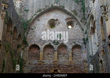 A l'intérieur de la Grande Tour du château de Chepstow, à côté de la rivière Wye au Pays de Galles, Royaume-Uni, construite en 1067 et étendue en 1190 par William Marshall Banque D'Images
