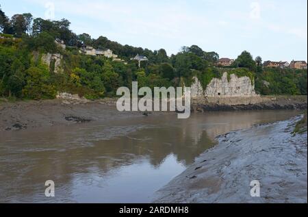 La falaise du côté de l'Angleterre de la rivière Wye en face de Chepstow au pays de Galles, au Royaume-Uni Banque D'Images