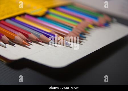 Vue en perspective d'une boîte de crayons de couleur qui sont désordonnés et hors du foyer créant un espace pour ajouter des textes ou des graphiques. Espace de copie Banque D'Images