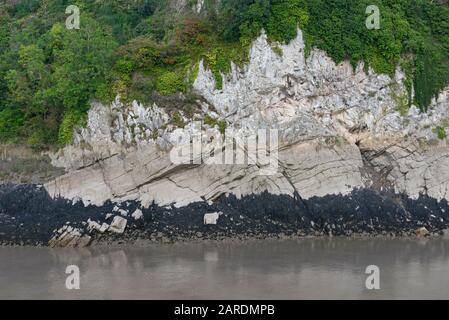 La falaise du côté de l'Angleterre de la rivière Wye en face de Chepstow au pays de Galles, au Royaume-Uni Banque D'Images