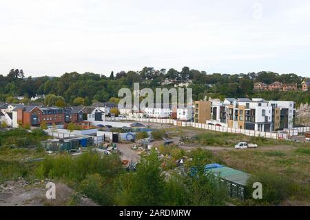 Vue sur les nouvelles constructions et les terres en friche près des quais de Chepstow, pays de Galles, Royaume-Uni Banque D'Images