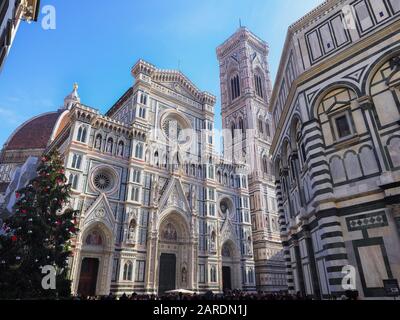 Cathédrale de Florence ou cathédrale de Santa Maria del Fiore, clocher de Giotto près du Baptistère de Saint-Jean avec arbre de Noël sur la Piazza del Duomo Banque D'Images