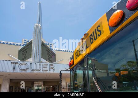 Autobus scolaire jaune et Tower Theatre sur la 8ème rue à Little Havana, Miami, Floride, États-Unis d'Amérique, Amérique du Nord Banque D'Images