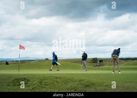 Saint Andrews, Royaume-Uni - 20 juin 2019 : les golfeurs de sexe masculin se sont mis en route sur les greens de l'ancien parcours du Royal and Ancient Golf Club de St. Andrews, le Birthpl Banque D'Images