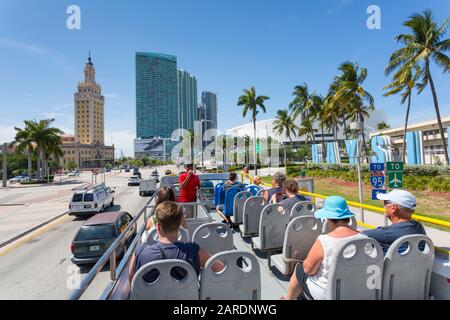 Vue depuis le sommet de l'autobus ouvert à Bayside et au centre-ville de Miami, Miami, Floride, États-Unis d'Amérique, Amérique du Nord Banque D'Images