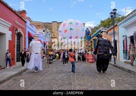 Défilé de mariage traditionnel (Calenda de Bodas) dans les rues d'Oaxaca conduit par des marionnettes représentant la mariée et le marié. Banque D'Images