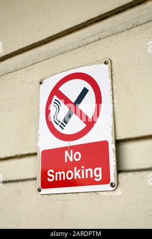 Panneau non fumeur sur un mur, Angleterre, Royaume-Uni Banque D'Images