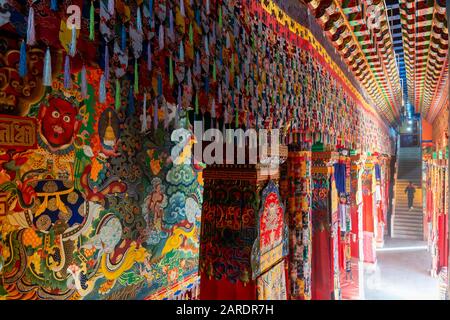 À l'intérieur de l'architecture étonnante de modèle de Song Zan Lin Temple Yunnan, Chine Banque D'Images