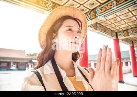 tourisme belle jeune femme asiatique priant au temple chinois Banque D'Images