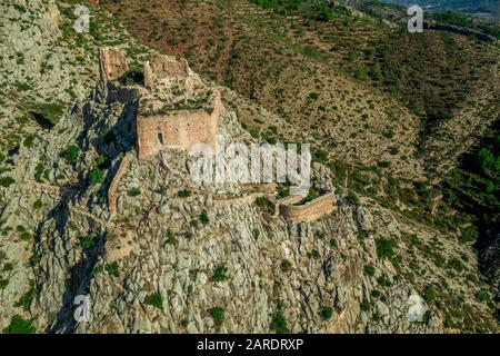 Vue aérienne de la ruine médiévale du château gothique de Borriol au sommet d'une colline près de Castellon Espagne avec le ciel bleu Banque D'Images