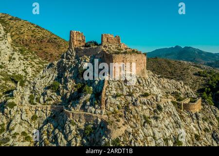 Vue aérienne de la ruine médiévale du château gothique de Borriol au sommet d'une colline près de Castellon Espagne avec le ciel bleu Banque D'Images