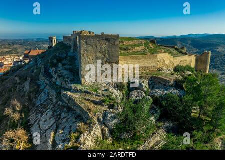 Vue aérienne du château de Cervera del Maestre avec des vestiges de construction intérieure excavés en ruines entourés d'un mur extérieur partiellement restauré d'origine arabe Banque D'Images