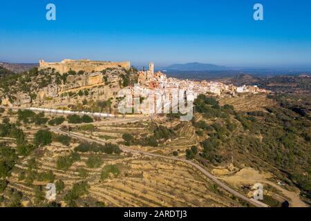 Vue aérienne du château de Cervera del Maestre avec des vestiges de construction intérieure excavés en ruines entourés d'un mur extérieur partiellement restauré d'origine arabe Banque D'Images