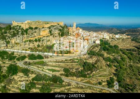 Vue aérienne du château de Cervera del Maestre avec des vestiges de construction intérieure excavés en ruines entourés d'un mur extérieur partiellement restauré d'origine arabe Banque D'Images