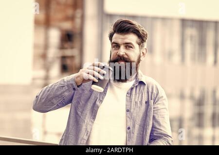 Grandes idées viennent d'un très bon café. L'homme de boire du café à emporter. Homme barbu vous détendre en plein air. Pause café concept. Accro à la caféine. Le café du matin. Hipster matures profiter de boissons chaudes. Faire de sip. Banque D'Images