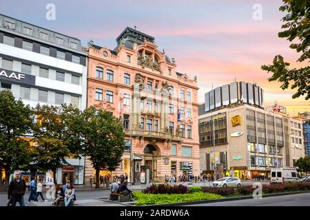 L'édifice général d'Assicurazioni construit en 1896 sur la place Venceslas, Prague, Tchéquie, un immeuble de bureaux néo-baroque à la façade en grès. Banque D'Images