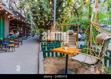 Erevan , Arménie - 16 août 2019 : café restaurant de la rue Martiros Saryan site touristique de la capitale d'Erevan en Arménie Banque D'Images