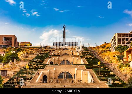 Yerevan , Arménie - 16 août 2019 : monument complexe cascade Vue d'Erevan, capitale de l'Arménie Banque D'Images