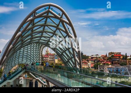 Tbilissi , Géorgie - 25 août 2019 : Tourisme touristique sur Le pont de la paix site touristique de Tbilissi capitale de la Géorgie Europe orientale Banque D'Images