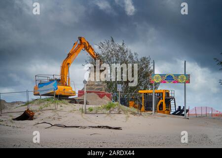 Des machines lourdes qui déplacent le sable pour reconstruire les dunes et stabiliser l'érosion de la plage sur l'île Great Keppel, dans le Queensland Banque D'Images