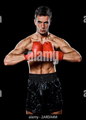 un jeune joueur caucasien boxer homme boxe portrait taille en studio isolé sur fond noir Banque D'Images