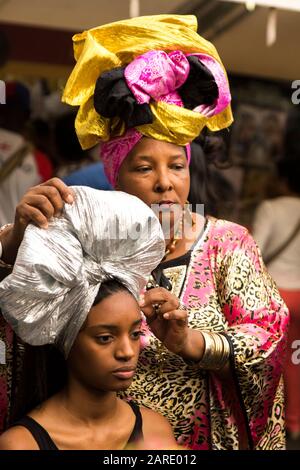 Femme senior afro-colombienne faisant turban sur la tête de la jeune femme.Le festival de musique du Pacifique Petronio Alvarez est dédié à la culture, au folklore Banque D'Images