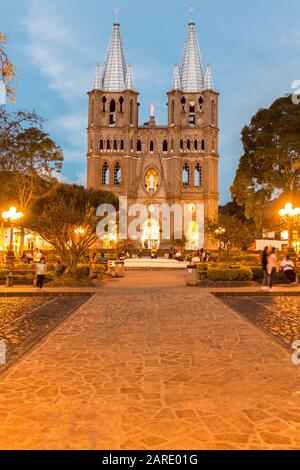 Basilique de l'Immaculée conception, place principale au coucher du soleil.jardin, Antioquia. Ville du patrimoine de la Colombie. Banque D'Images